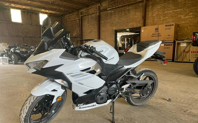 2023 Kawasaki Ninja® 400 Pearl Blizzard White/Metallic Carbon Gray