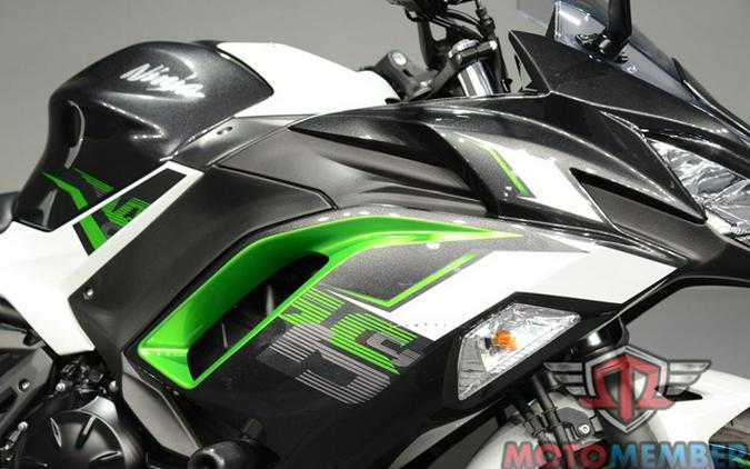 2022 Kawasaki Ninja 650 Pearl Robotic White/Metallic Carbon Gra