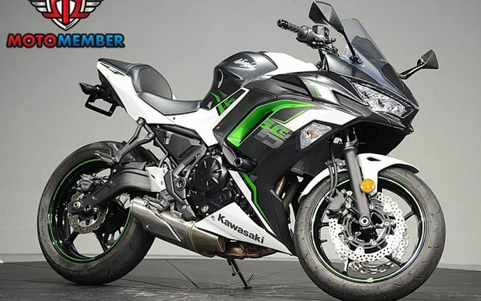 2022 Kawasaki Ninja 650 Pearl Robotic White/Metallic Carbon Gra