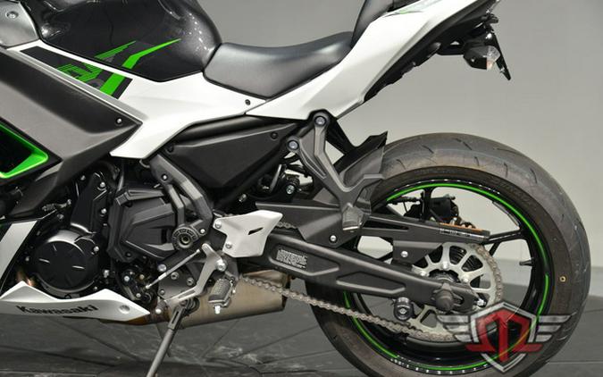 2022 Kawasaki Ninja 650 Pearl Robotic White/Metallic Carbon Gra