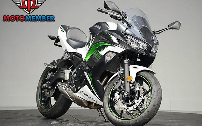 2022 Kawasaki Ninja 650 Pearl Robotic White/Metallic Carbon Gra