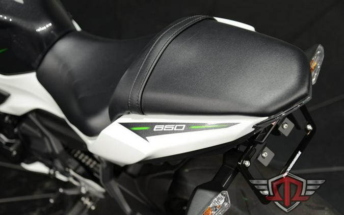2022 Kawasaki Ninja 650 Pearl Robotic White/Metallic Carbon Gra