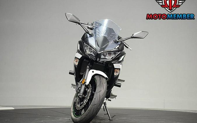 2022 Kawasaki Ninja 650 Pearl Robotic White/Metallic Carbon Gra