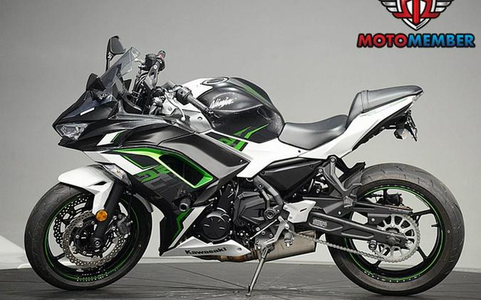 2022 Kawasaki Ninja 650 Pearl Robotic White/Metallic Carbon Gra