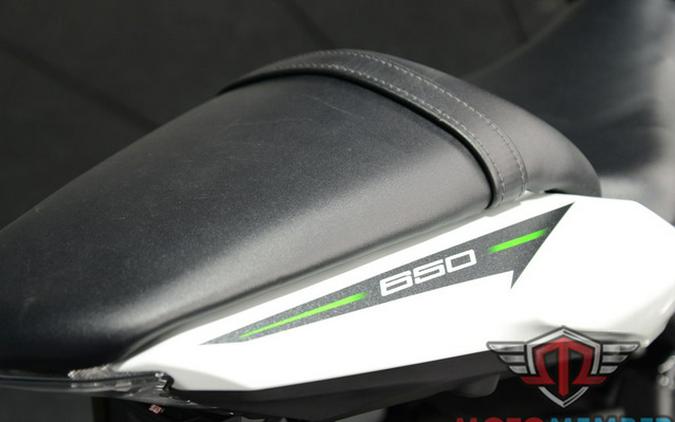 2022 Kawasaki Ninja 650 Pearl Robotic White/Metallic Carbon Gra