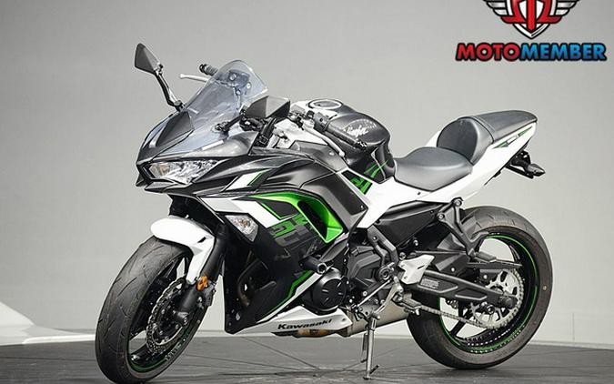 2022 Kawasaki Ninja 650 Pearl Robotic White/Metallic Carbon Gra