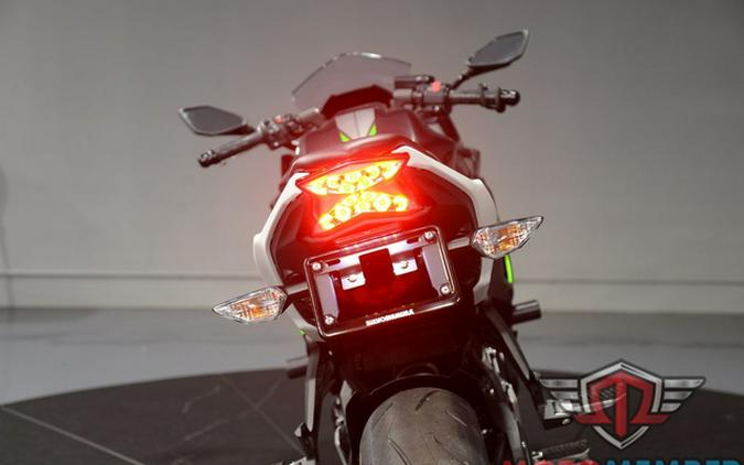 2022 Kawasaki Ninja 650 Pearl Robotic White/Metallic Carbon Gra