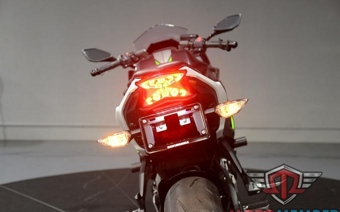 2022 Kawasaki Ninja 650 Pearl Robotic White/Metallic Carbon Gra