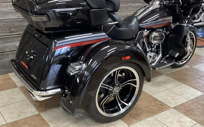 2020 Harley-Davidson® CVO™ Tri Glide® Black Stardust w/ Magnetic Gray & Wicked Red