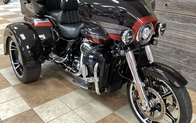 2020 Harley-Davidson® CVO™ Tri Glide® Black Stardust w/ Magnetic Gray & Wicked Red