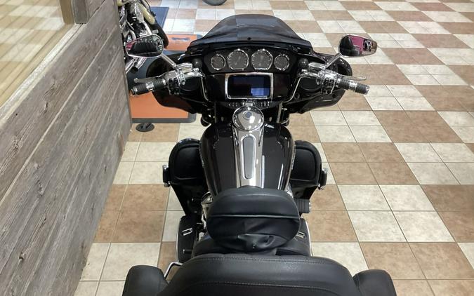 2020 Harley-Davidson® CVO™ Tri Glide® Black Stardust w/ Magnetic Gray & Wicked Red