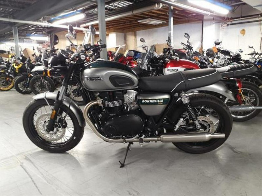 2022 Triumph Bonneville Bobber Jet Black