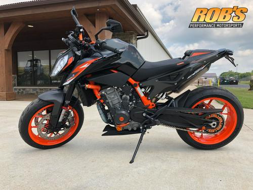 2020 KTM 890 Duke R Review: Faster, Better (17 Fast Facts)