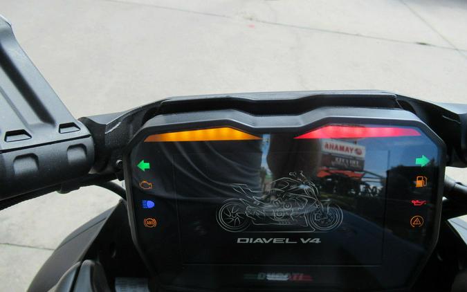 2026 Ducati Diavel V4 Black Roadster