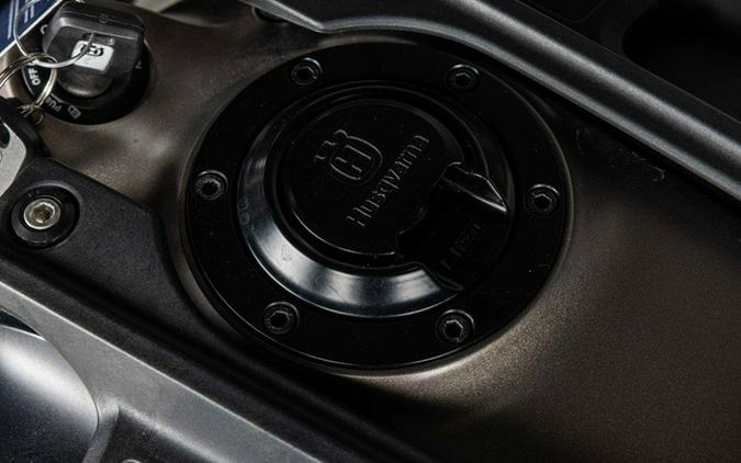 2022 Husqvarna SVARTPILEN 401