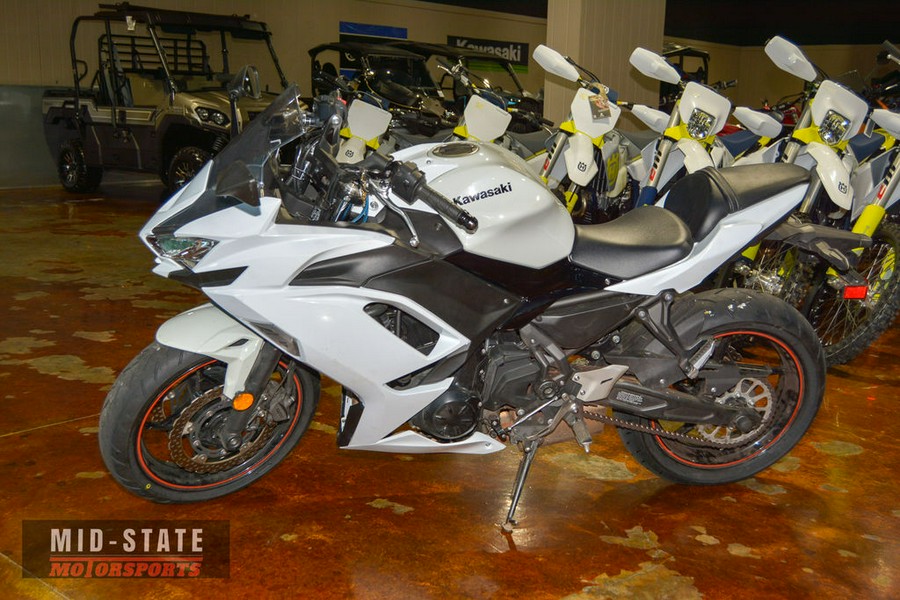 2023 Kawasaki Ninja® 650 Metallic Matte Graphenesteel Gray/Ebony