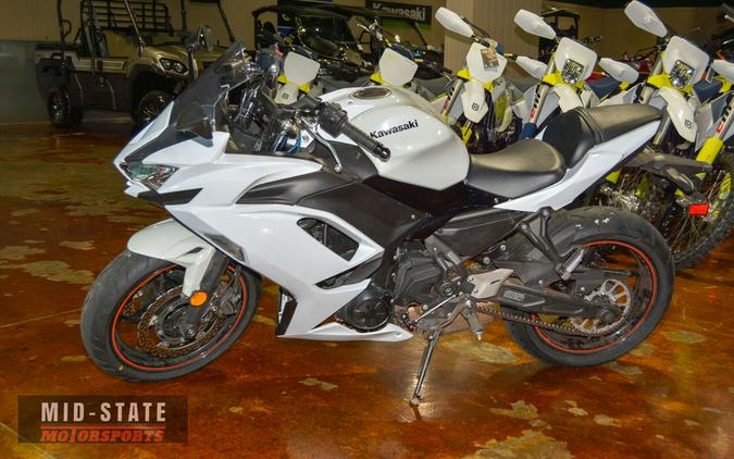 2023 Kawasaki Ninja® 650 Metallic Matte Graphenesteel Gray/Ebony