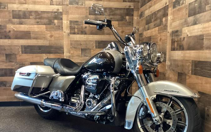 2018 Harley-Davidson Road King Silver Fortune/Sumatra Brown FLHR