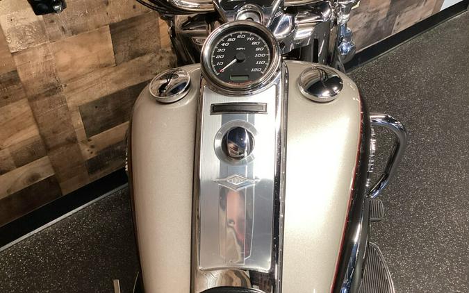 2018 Harley-Davidson® Road King® Silver Fortune/Sumatra Brown