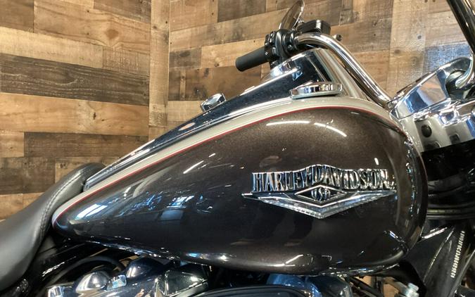 2018 Harley-Davidson® Road King® Silver Fortune/Sumatra Brown