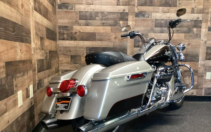 2018 Harley-Davidson® Road King® Silver Fortune/Sumatra Brown