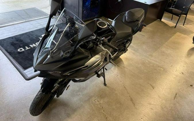 2025 Kawasaki NINJA 500 ABS - METALLIC FLAT SPARK BLACK/METALLIC SPARK BLACK/METALLIC MOO