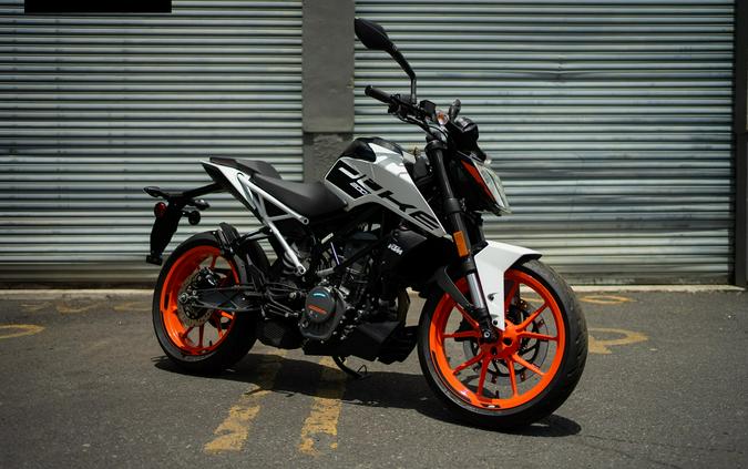 2020 KTM 200 Duke Review: Urban Motorcycle (15 Fast Facts)