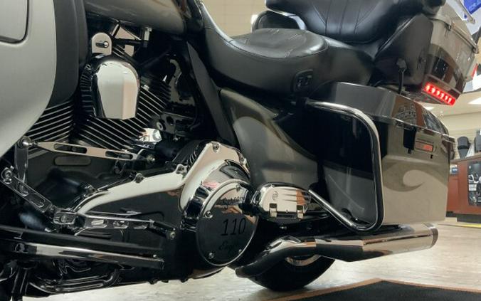 2013 Harley-Davidson Ultra Classic® Electra Glide® Silver FLHTCUSE8