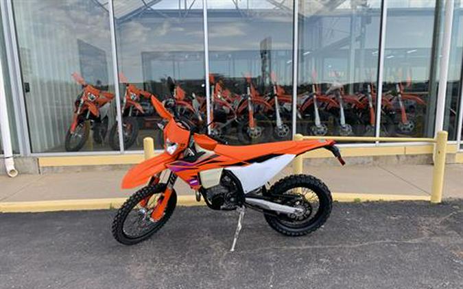 2024 KTM 500 EXC-F Six Days First Look [Fast Facts]