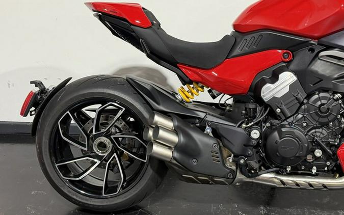 2024 Ducati Diavel V4 Red