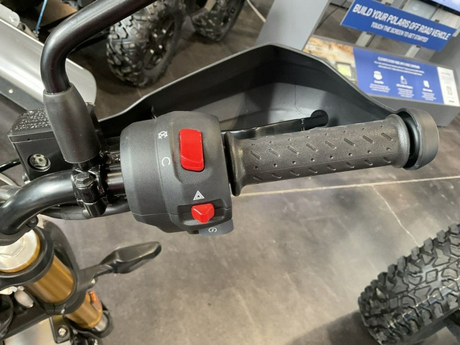 2025 Triumph Scrambler 400 X Phantom Black / Silver Ice