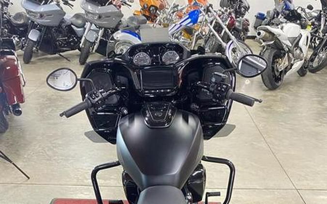 2026 Indian Motorcycle® Challenger® Dark Horse® Black Smoke