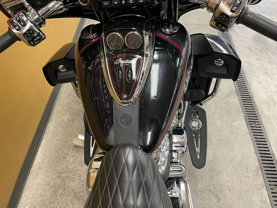 2020 Indian Motorcycle® Roadmaster® Elite Thunder Black Vivid Crystal Over Gunmetal Flake