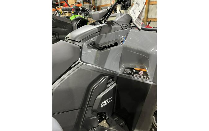 2026 ATV OUTL DPS 700 GY 26 - Can-Am
