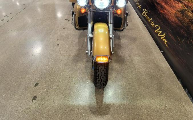 2017 Harley-Davidson® Tri Glide® Ultra Two-Tone Black Hills Gold/Black Quartz FLHTCUTG