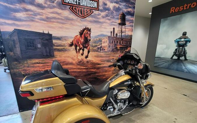 2017 Harley-Davidson® Tri Glide® Ultra Two-Tone Black Hills Gold/Black Quartz FLHTCUTG