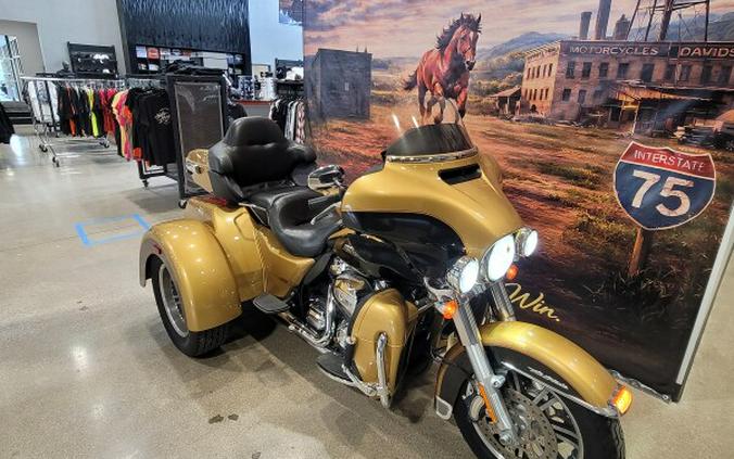 2017 Harley-Davidson® Tri Glide® Ultra Two-Tone Black Hills Gold/Black Quartz FLHTCUTG