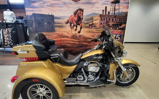 2017 Harley-Davidson® Tri Glide® Ultra Two-Tone Black Hills Gold/Black Quartz FLHTCUTG