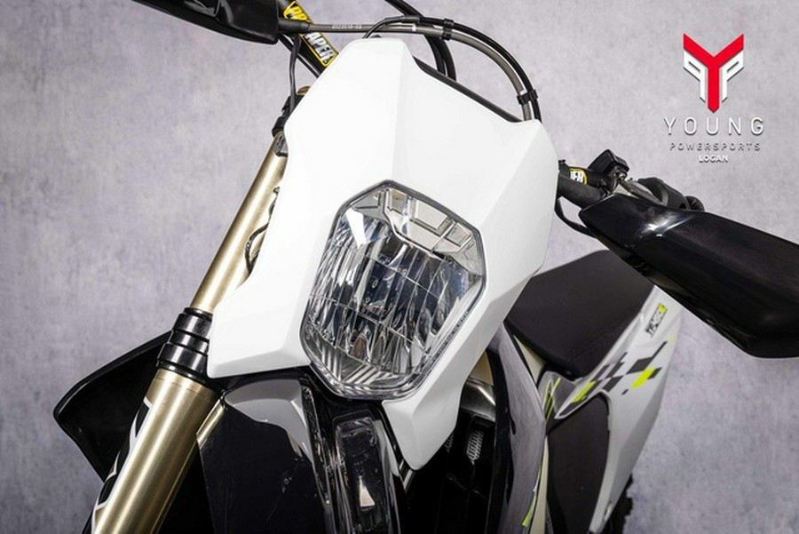 2026 Triumph TF 450-E Jet Black/Pure White