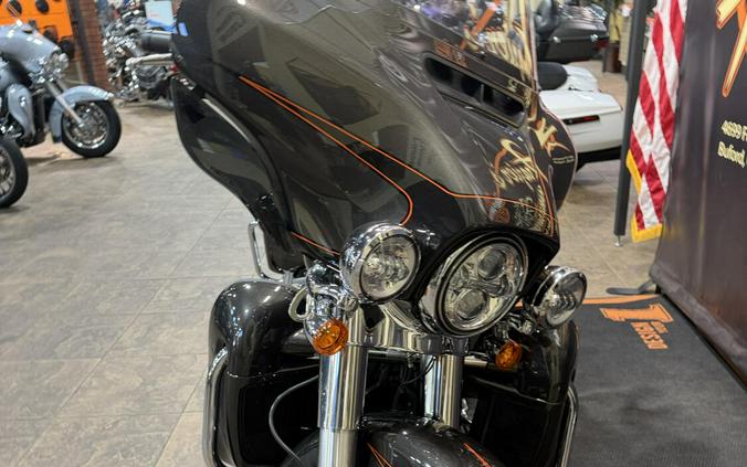 2019 Harley-Davidson® Ultra Limited SLVFLUX/BLKFUSE W/PINSTRIPE
