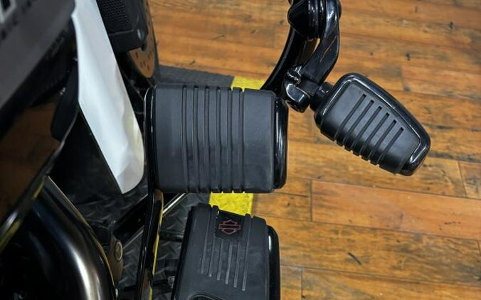 2021 Harley-Davidson® CVO™ Street Glide® GREAT WHITE PEARL & BLK HOL