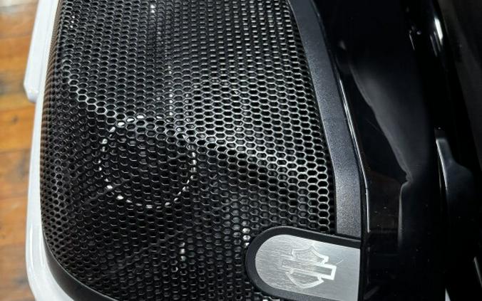 2021 Harley-Davidson® CVO™ Street Glide® GREAT WHITE PEARL & BLK HOL