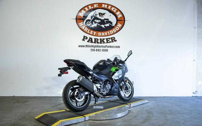 2023 Kawasaki Ninja® 400 ABS Pearl Blizzard White/Metallic Carbon Gray
