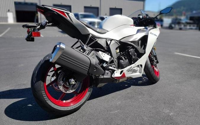 2024 Kawasaki Ninja® ZX™-6R ABS Pearl Robotic White/Metallic Graphite Gray