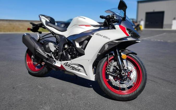 2024 Kawasaki Ninja® ZX™-6R ABS Pearl Robotic White/Metallic Graphite Gray