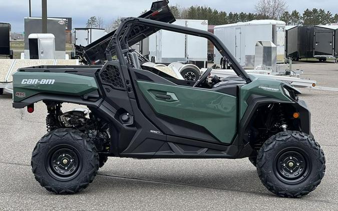 2023 Can-Am® Commander DPS 700