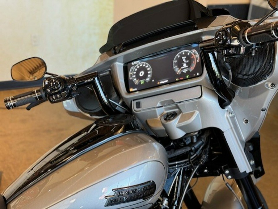 2023 Harley-Davidson CVO™ Street Glide Dark Platinum w/Pinstripe