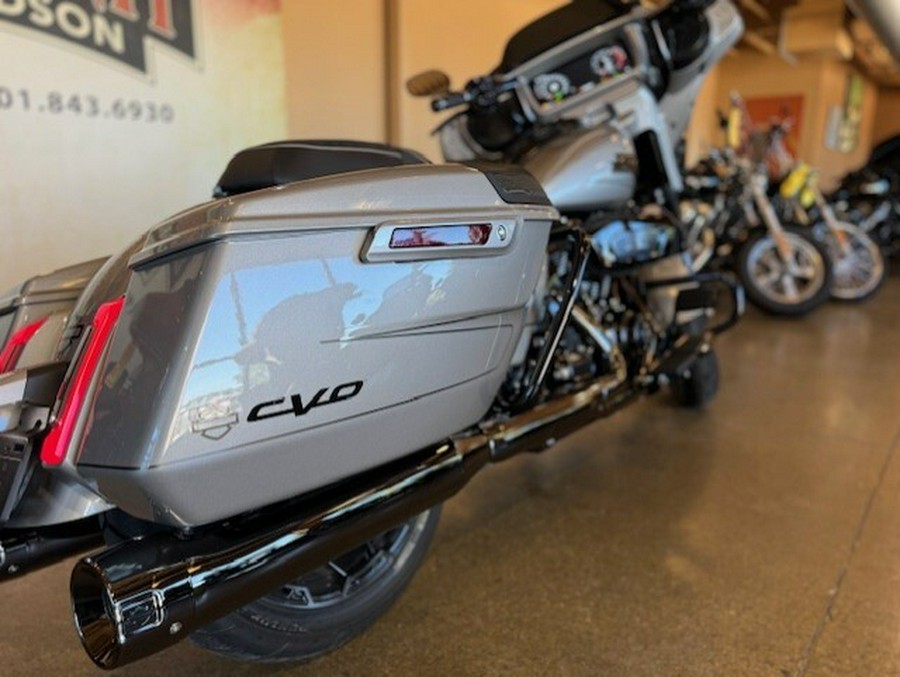 2023 Harley-Davidson CVO™ Street Glide Dark Platinum w/Pinstripe