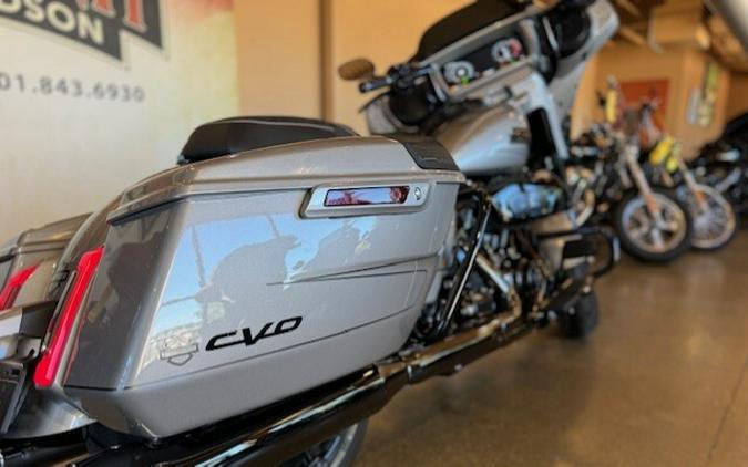 2023 Harley-Davidson CVO™ Street Glide Dark Platinum w/Pinstripe