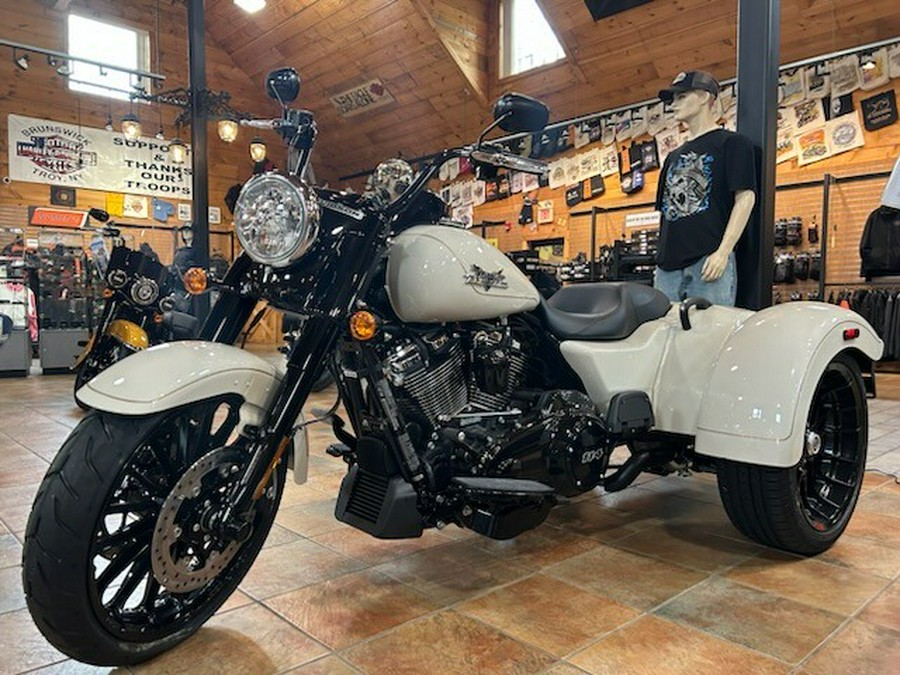2023 Harley-Davidson Freewheeler White Sand Pearl (Black Finish w/Cast Wheel